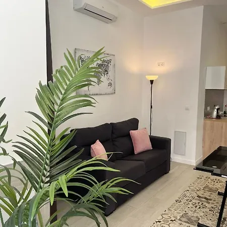 Hermoso Piso A 3 Min De La Estacion De Bus Y Tren Ave Apartment *