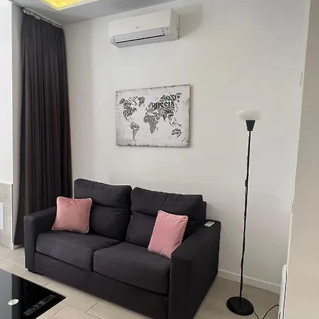 Apartment Hermoso Piso A 3 Min De La Estacion De Bus Y Tren Ave *