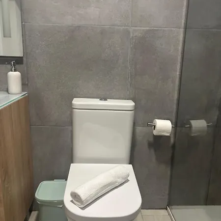 Hermoso Piso A 3 Min De La Estacion De Bus Y Tren Ave Apartamento