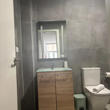 Apartment Hermoso Piso A 3 Min De La Estacion De Bus Y Tren Ave *