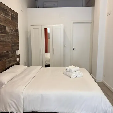 Hermoso Piso A 3 Min De La Estacion De Bus Y Tren Ave Apartment *
