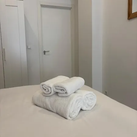 Apartment Hermoso Piso A 3 Min De La Estacion De Bus Y Tren Ave *